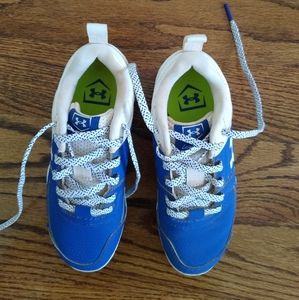 Under Armor boys baseball shoe, size 13